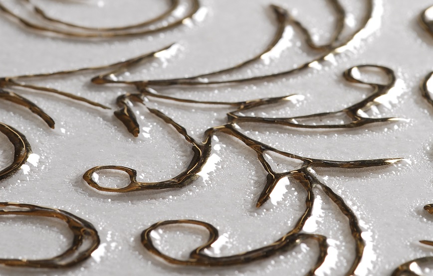 oro brillante su una piastrella di ceramica