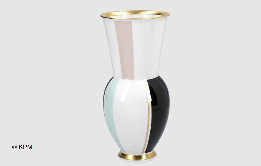 cabro brunito su smalto oro su vaso di porcellana