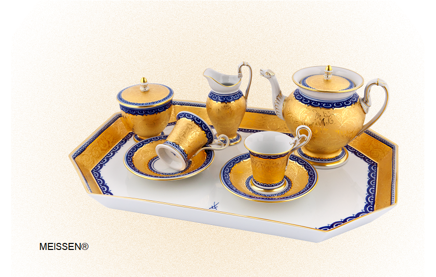 cabro brunito oro su un servizio da tè in porcellana