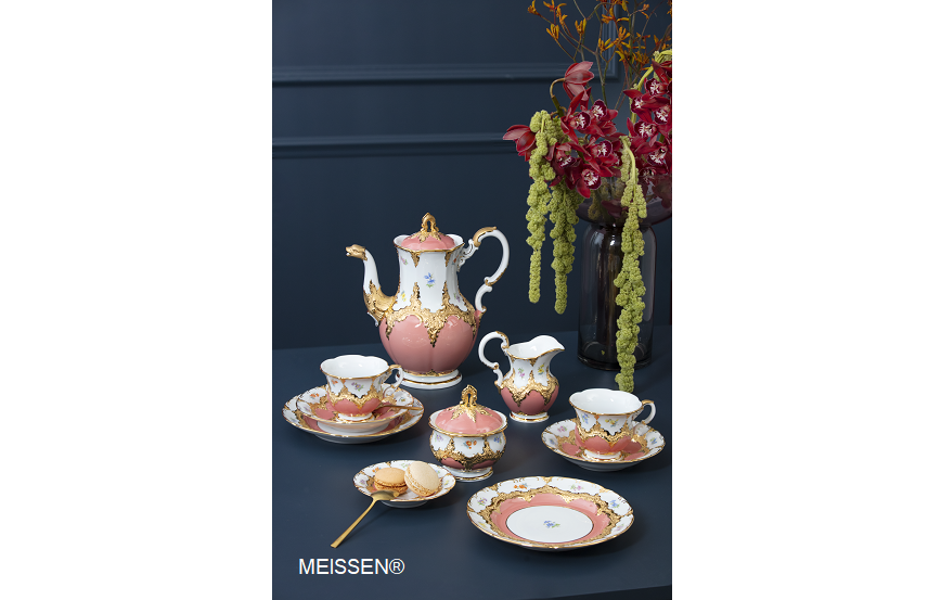 cabro brunito su smalto oro su un servizio da caffè in porcellana